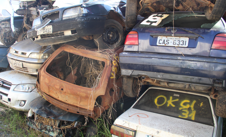 Veículos arrematados em leilão são removidos do pátio da Polícia Civil