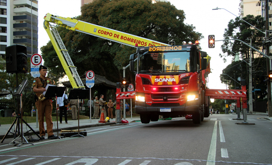 Bombeiros e Banda de Música da PM levam música a moradores em Curitiba