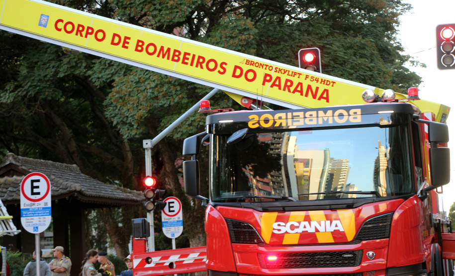 Bombeiros e Banda de Música da PM levam música a moradores em Curitiba