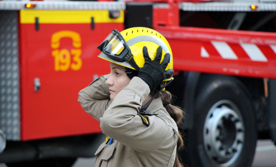 Bombeiros e Banda de Música da PM levam música a moradores em Curitiba