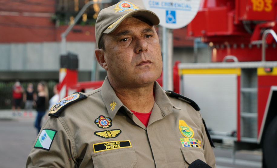 Bombeiros e Banda de Música da PM levam música a moradores em Curitiba