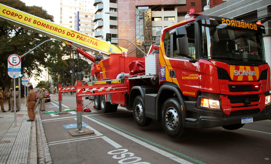 Bombeiros e Banda de Música da PM levam música a moradores em Curitiba