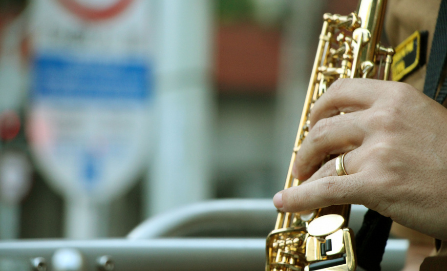 Bombeiros e Banda de Música da PM levam música a moradores em Curitiba