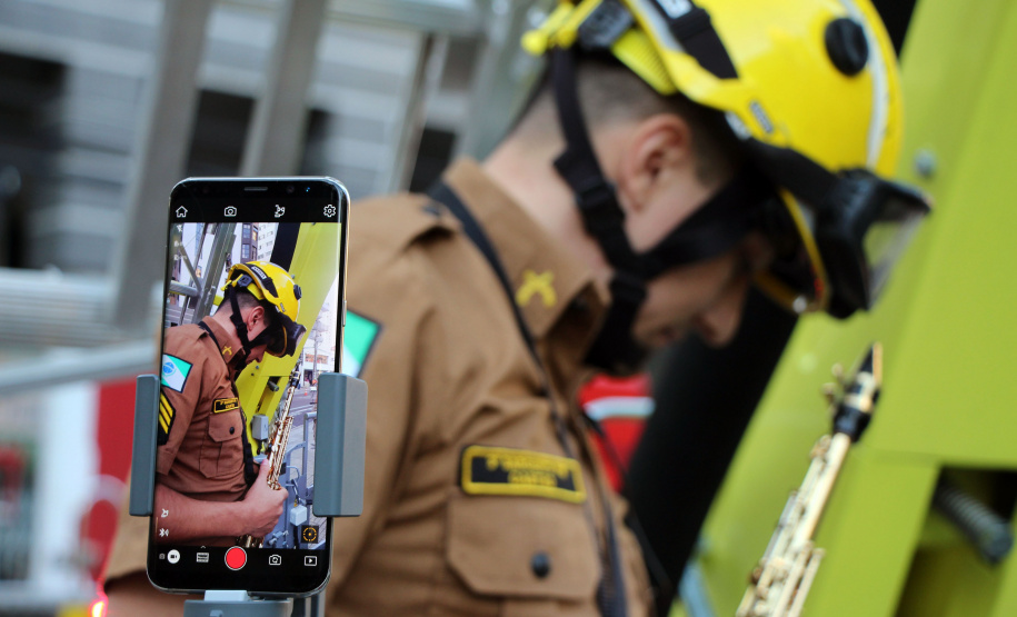 Bombeiros e Banda de Música da PM levam música a moradores em Curitiba