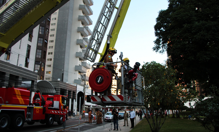 Bombeiros e Banda de Música da PM levam música a moradores em Curitiba