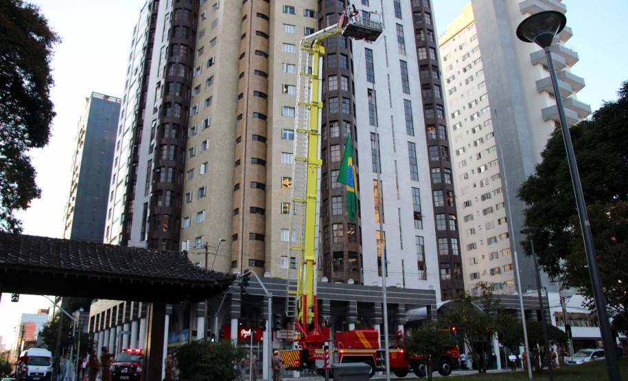 Bombeiros e Banda de Música da PM levam música a moradores em Curitiba