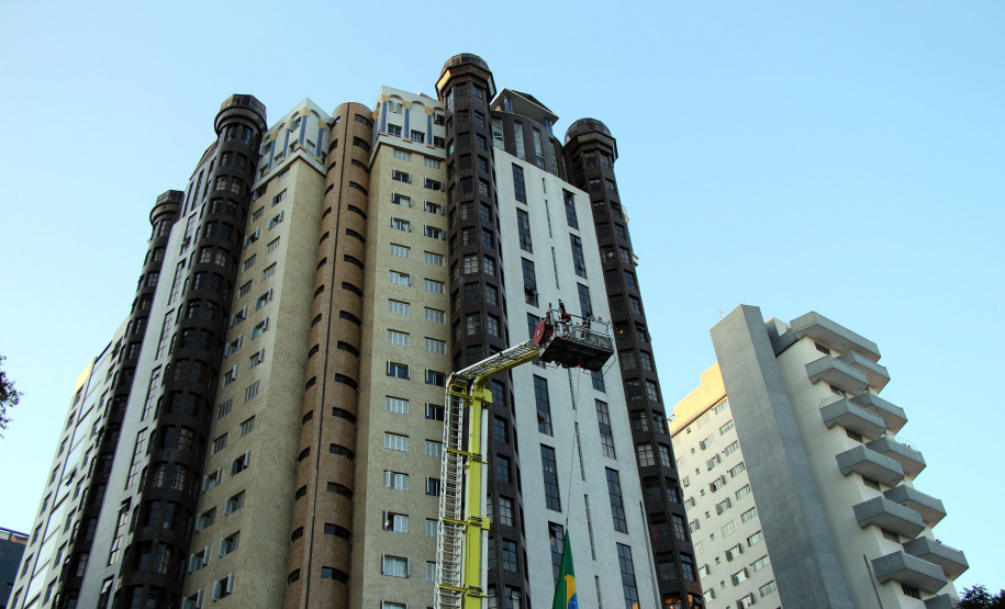 Bombeiros e Banda de Música da PM levam música a moradores em Curitiba