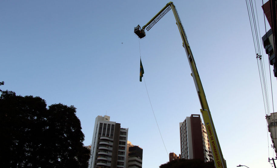 Bombeiros e Banda de Música da PM levam música a moradores em Curitiba