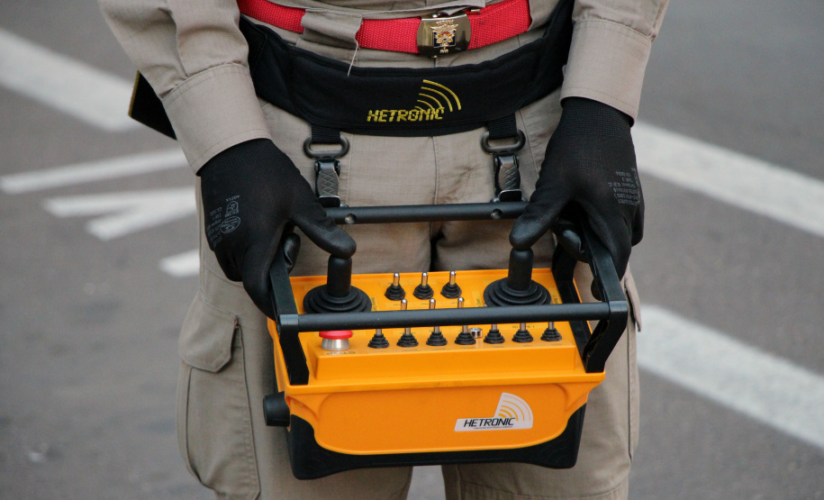 Bombeiros e Banda de Música da PM levam música a moradores em Curitiba