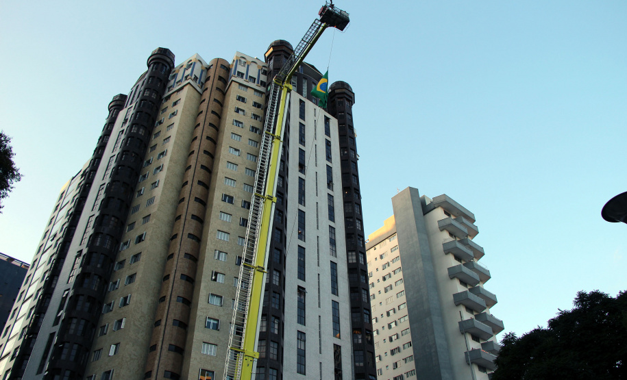 Bombeiros e Banda de Música da PM levam música a moradores em Curitiba