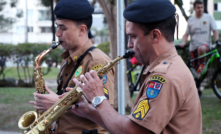 Bombeiros e Banda de Música da PM levam música a moradores em Curitiba