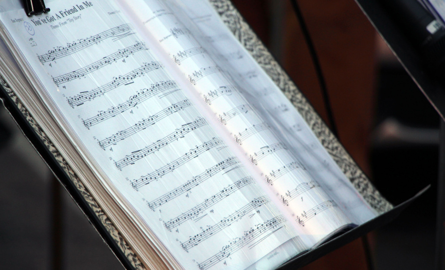 Bombeiros e Banda de Música da PM levam música a moradores em Curitiba