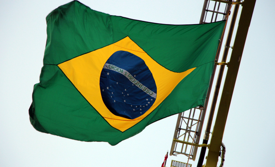 Bombeiros e Banda de Música da PM levam música a moradores em Curitiba