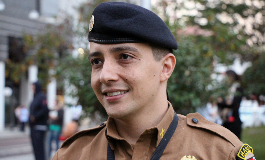 Bombeiros e Banda de Música da PM levam música a moradores em Curitiba