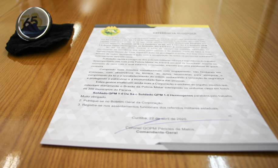 Vítimas de roubo fazem homenagem em reconhecimento a policiais militares que atenderam ocorrência de roubo em Curitiba