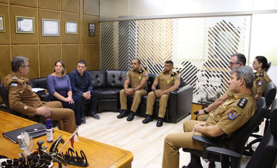 Vítimas de roubo fazem homenagem em reconhecimento a policiais militares que atenderam ocorrência de roubo em Curitiba