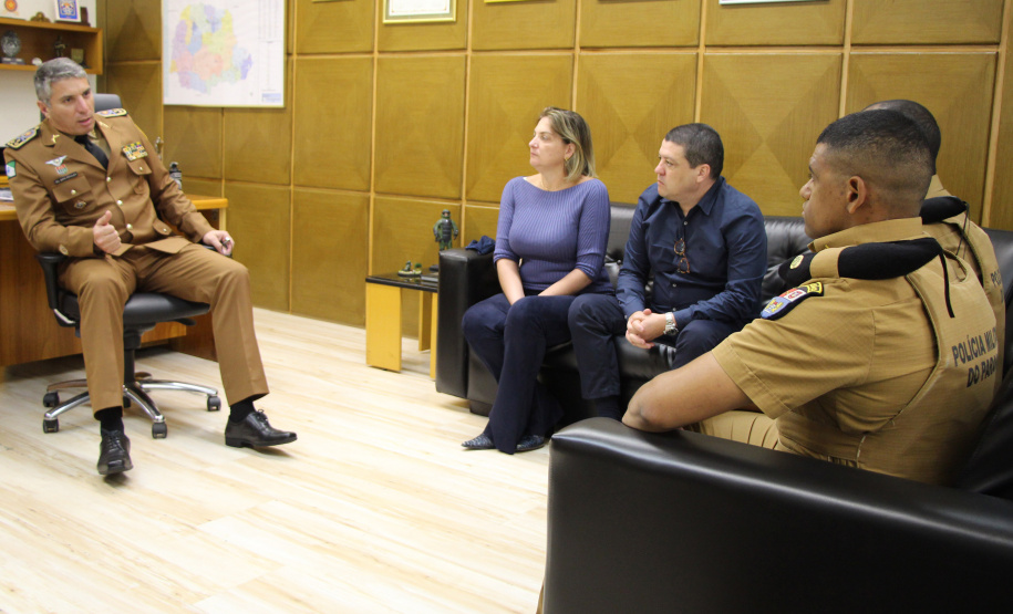 Vítimas de roubo fazem homenagem em reconhecimento a policiais militares que atenderam ocorrência de roubo em Curitiba