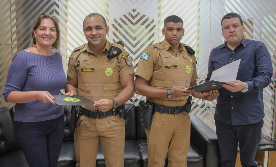 Vítimas de roubo fazem homenagem em reconhecimento a policiais militares que atenderam ocorrência de roubo em Curitiba