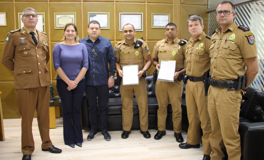 Vítimas de roubo fazem homenagem em reconhecimento a policiais militares que atenderam ocorrência de roubo em Curitiba