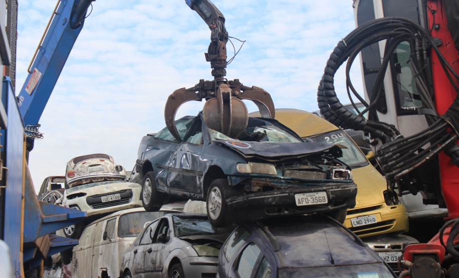 Mais de 1,3 mil veículos inservíveis arrematados em leilão são retirados pela empresa vencedora do pátio da Polícia Civil, em SJP