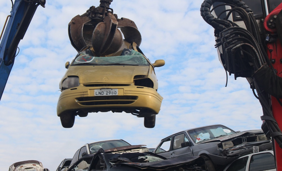 Mais de 1,3 mil veículos inservíveis arrematados em leilão são retirados pela empresa vencedora do pátio da Polícia Civil, em SJP