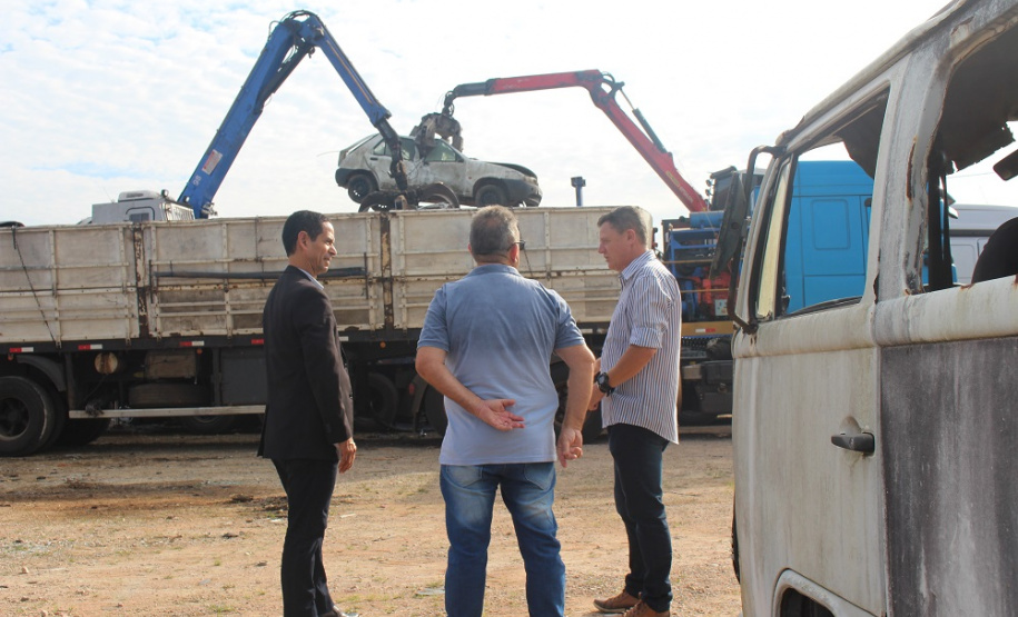 Mais de 1,3 mil veículos inservíveis arrematados em leilão são retirados pela empresa vencedora do pátio da Polícia Civil, em SJP