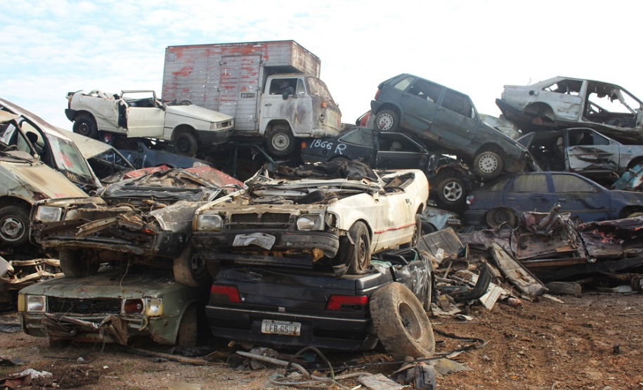 Mais de 1,3 mil veículos inservíveis arrematados em leilão são retirados pela empresa vencedora do pátio da Polícia Civil, em SJP