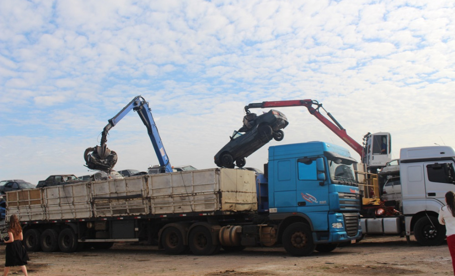 Mais de 1,3 mil veículos inservíveis arrematados em leilão são retirados pela empresa vencedora do pátio da Polícia Civil, em SJP