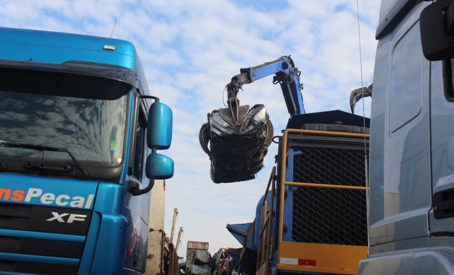 Mais de 1,3 mil veículos inservíveis arrematados em leilão são retirados pela empresa vencedora do pátio da Polícia Civil, em SJP