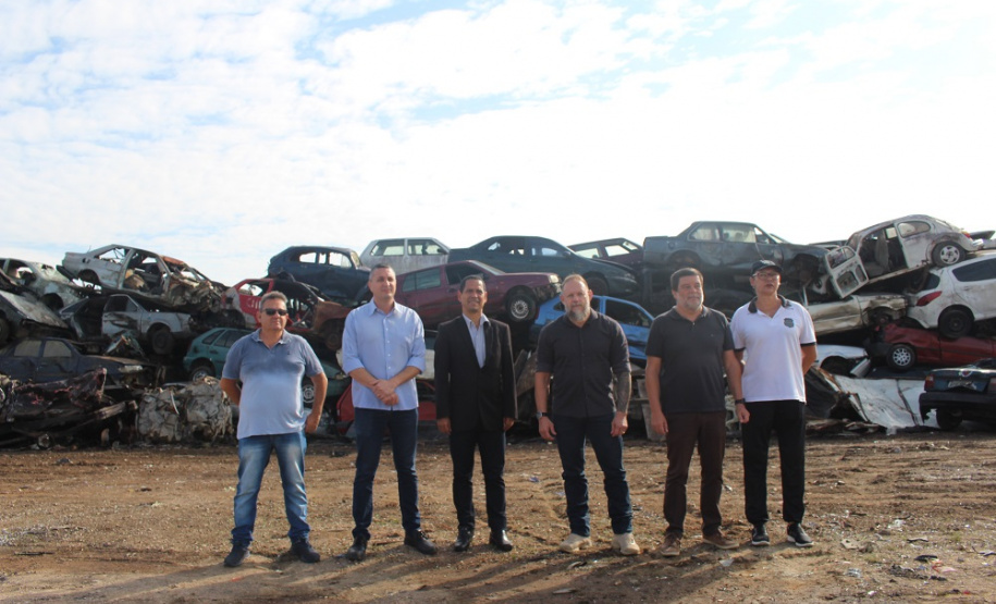 Mais de 1,3 mil veículos inservíveis arrematados em leilão são retirados pela empresa vencedora do pátio da Polícia Civil, em SJP