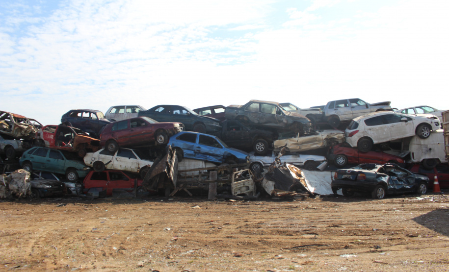 Mais de 1,3 mil veículos inservíveis arrematados em leilão são retirados pela empresa vencedora do pátio da Polícia Civil, em SJP