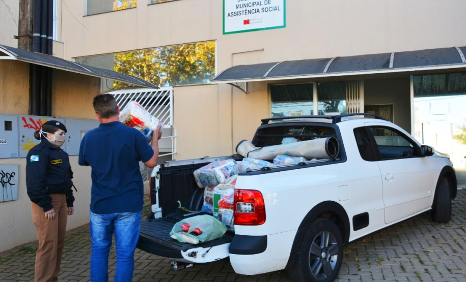 Policiais militares do COPOM de Londrina arrecadam alimentos para famílias carentes