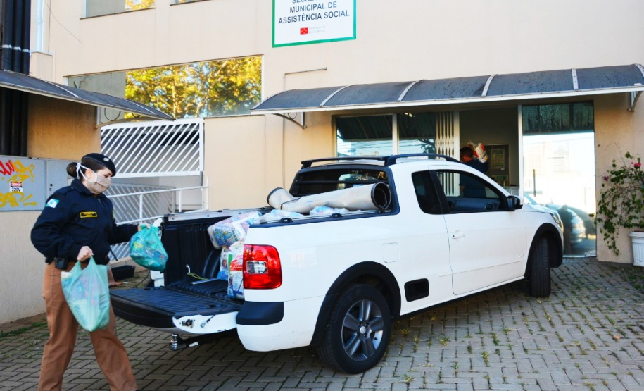 Policiais militares do COPOM de Londrina arrecadam alimentos para famílias carentes