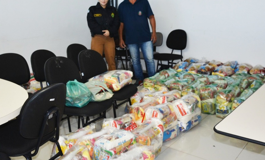Policiais militares do COPOM de Londrina arrecadam alimentos para famílias carentes