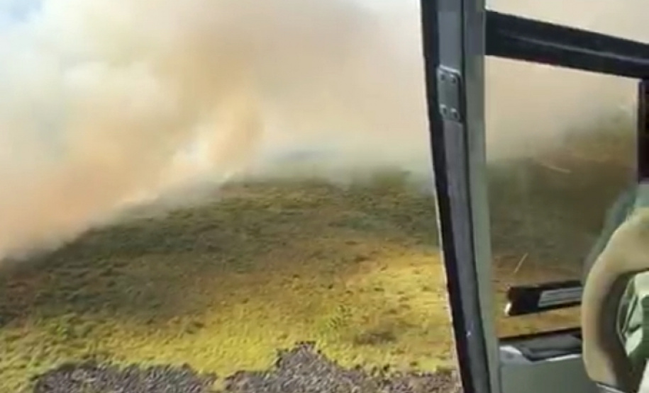 Bombeiros combatem incêndio no entorno da represa do Iraí