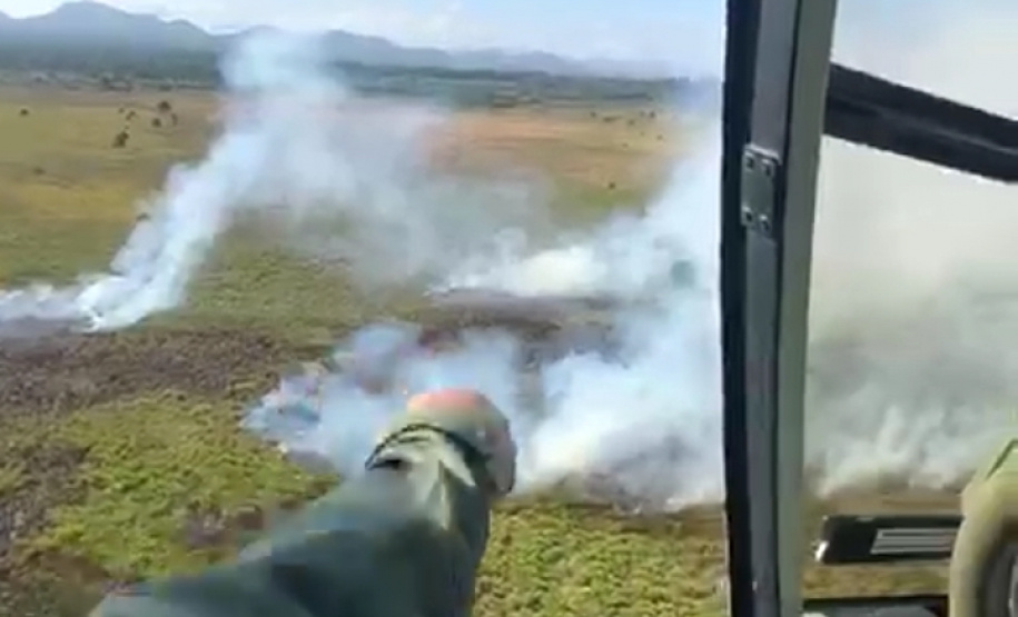 Bombeiros combatem incêndio no entorno da represa do Iraí