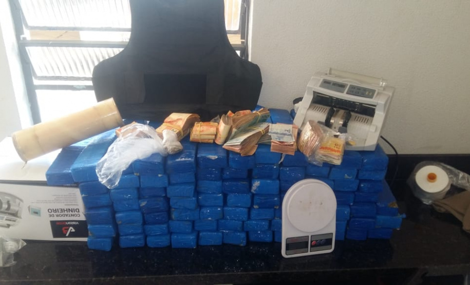PM apreende 70 quilos de maconha e mais de R$ 20 mil em Londrina, no Norte do Paraná