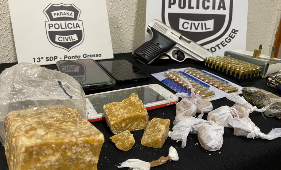 Polícia Civil de Ponta Grossa cumpre mandados de busca e apreensão e prende em flagrante mãe e filho