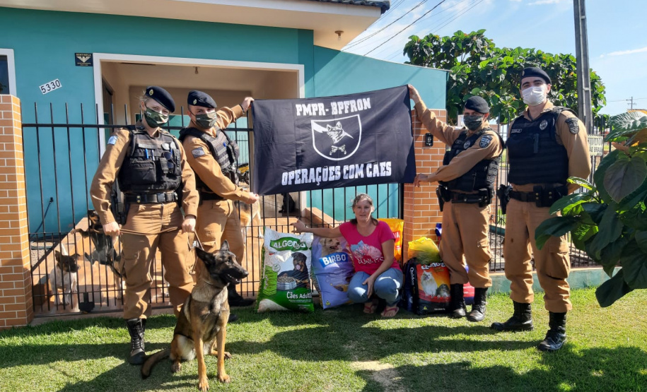 BPFron arrecada uma tonelada de ração por meio de troca por máscaras com a marca da unidade no Oeste do estado