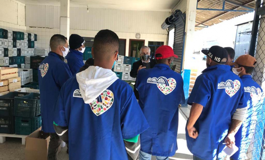 Depen Paraná distribui kits de proteção na Ceasa