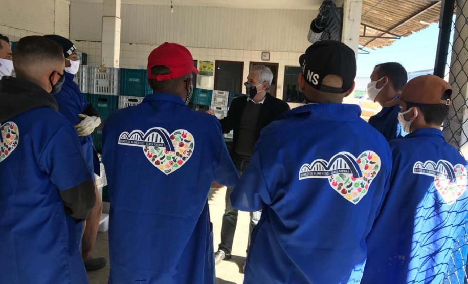 Depen Paraná distribui kits de proteção na Ceasa