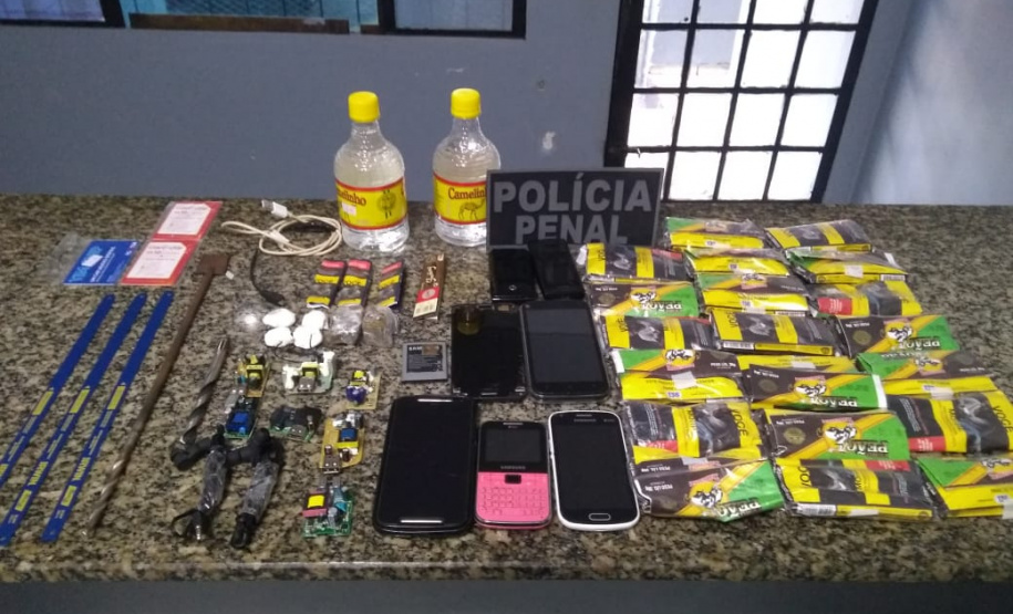 Agentes penitenciários de Cascavel evitam entrada de 17 celulares e drogas em unidades prisionais