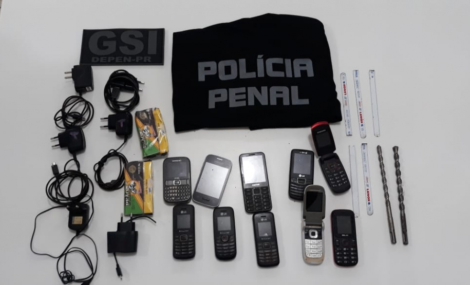 Agentes penitenciários de Cascavel evitam entrada de 17 celulares e drogas em unidades prisionais