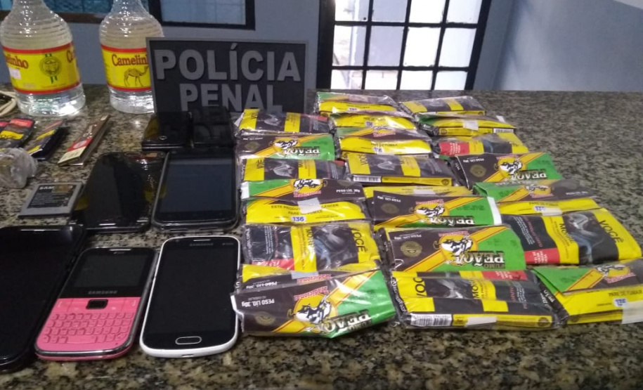 Agentes penitenciários de Cascavel evitam entrada de 17 celulares e drogas em unidades prisionais