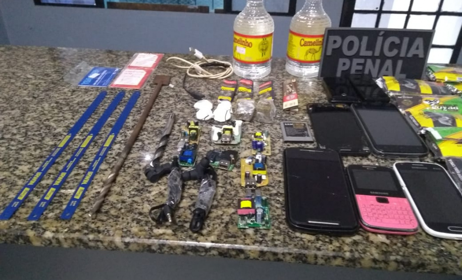 Agentes penitenciários de Cascavel evitam entrada de 17 celulares e drogas em unidades prisionais