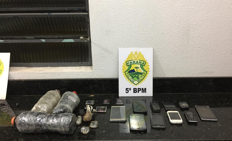 PM apreende maconha e celulares que seriam lançados dentro da Penitenciária Estadual de Londrina