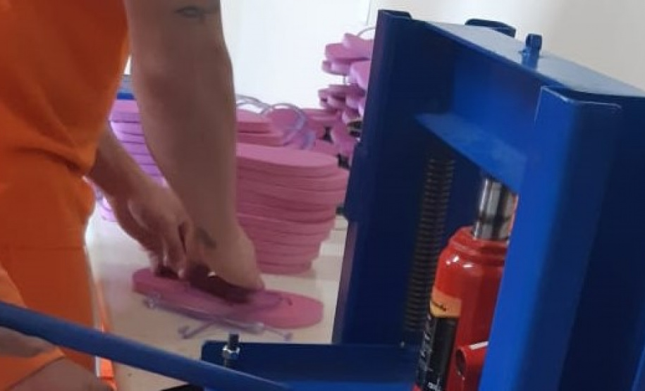 Detentos da unidade prisional de Castro produzem chinelos