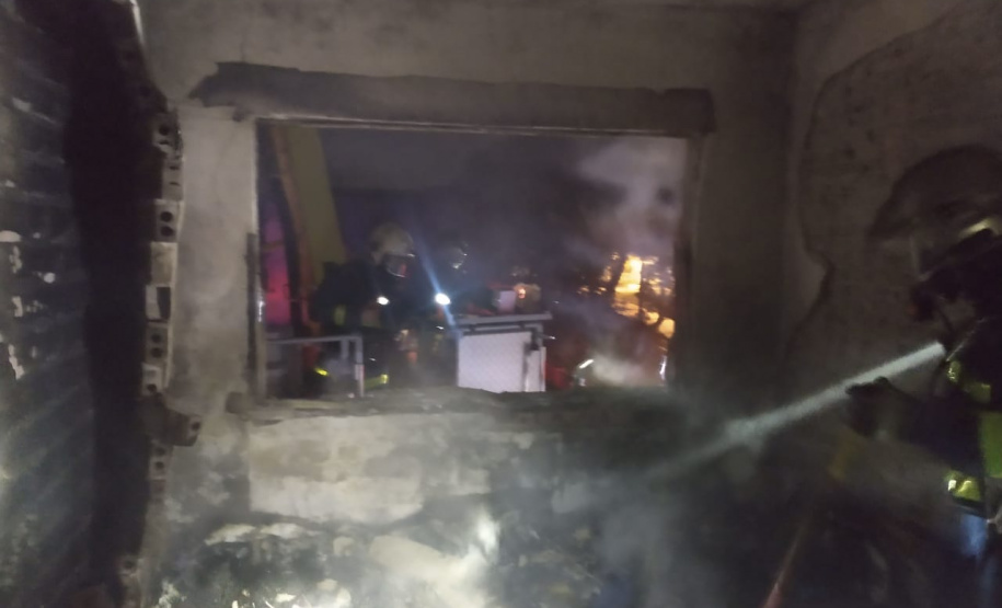 Durante combate a incêndio em apartamento, bombeiros encontram 20 armas de fogo em Curitiba