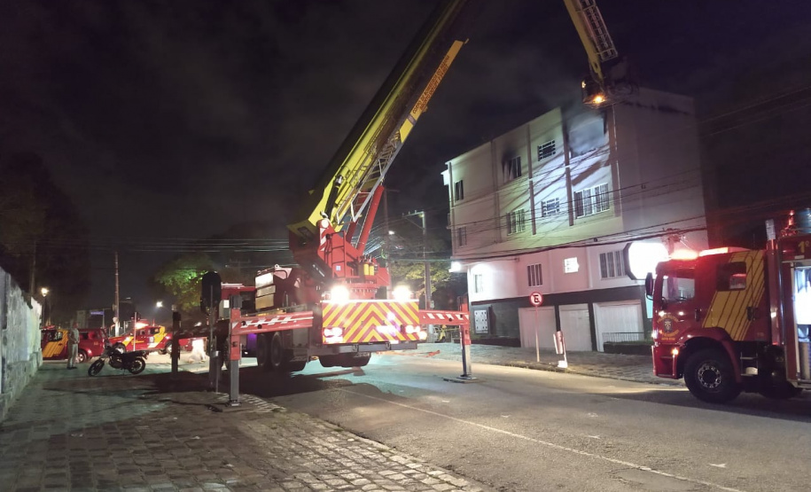 Durante combate a incêndio em apartamento, bombeiros encontram 20 armas de fogo em Curitiba