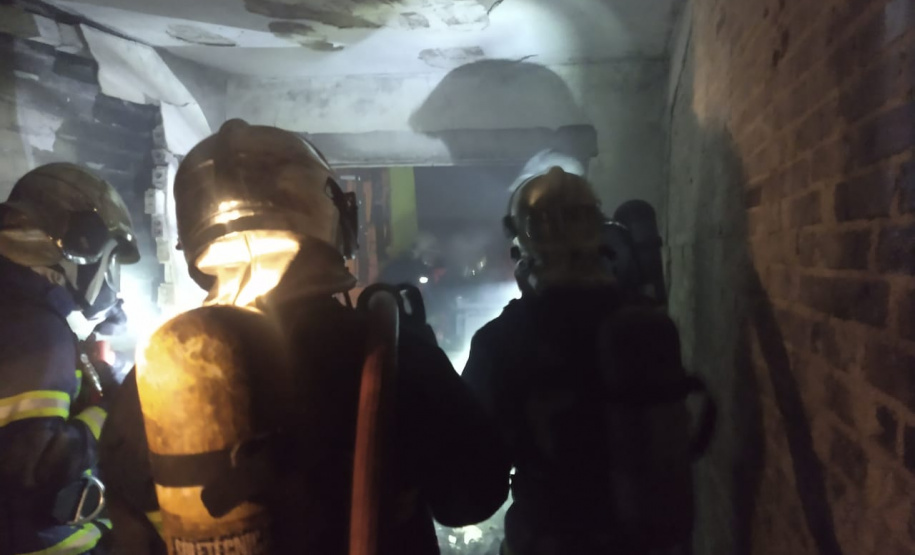 Durante combate a incêndio em apartamento, bombeiros encontram 20 armas de fogo em Curitiba